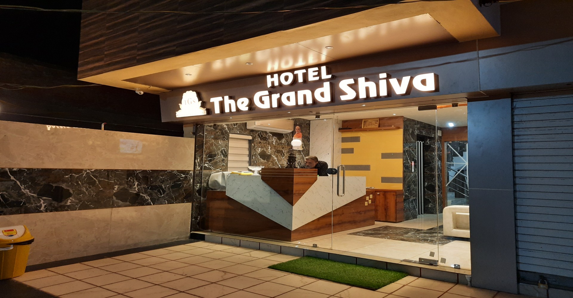 Welcome To The Grand Shiva Hotel And Restaurent...